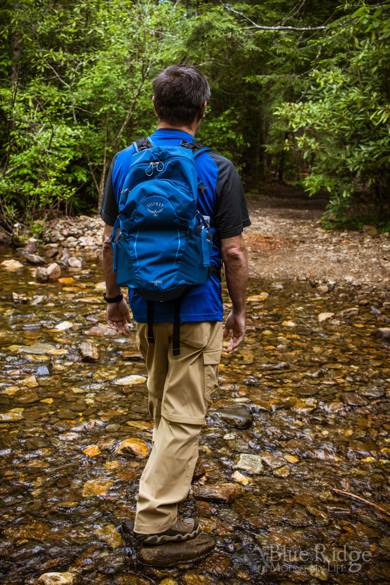 Male hiker with Osprey Hikelite 18 