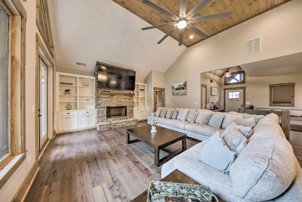 charming-ellijay-living