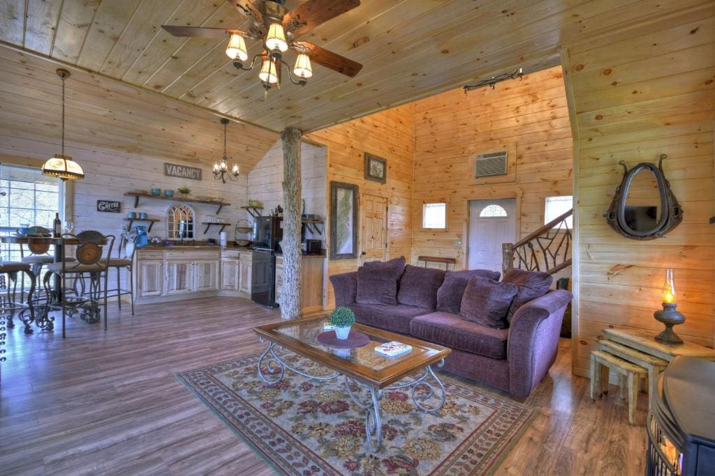 treehouse-ellijay-bedroom