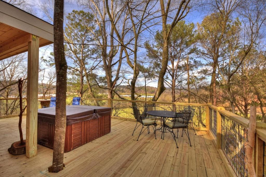 treehouse-ellijay-hot-tub