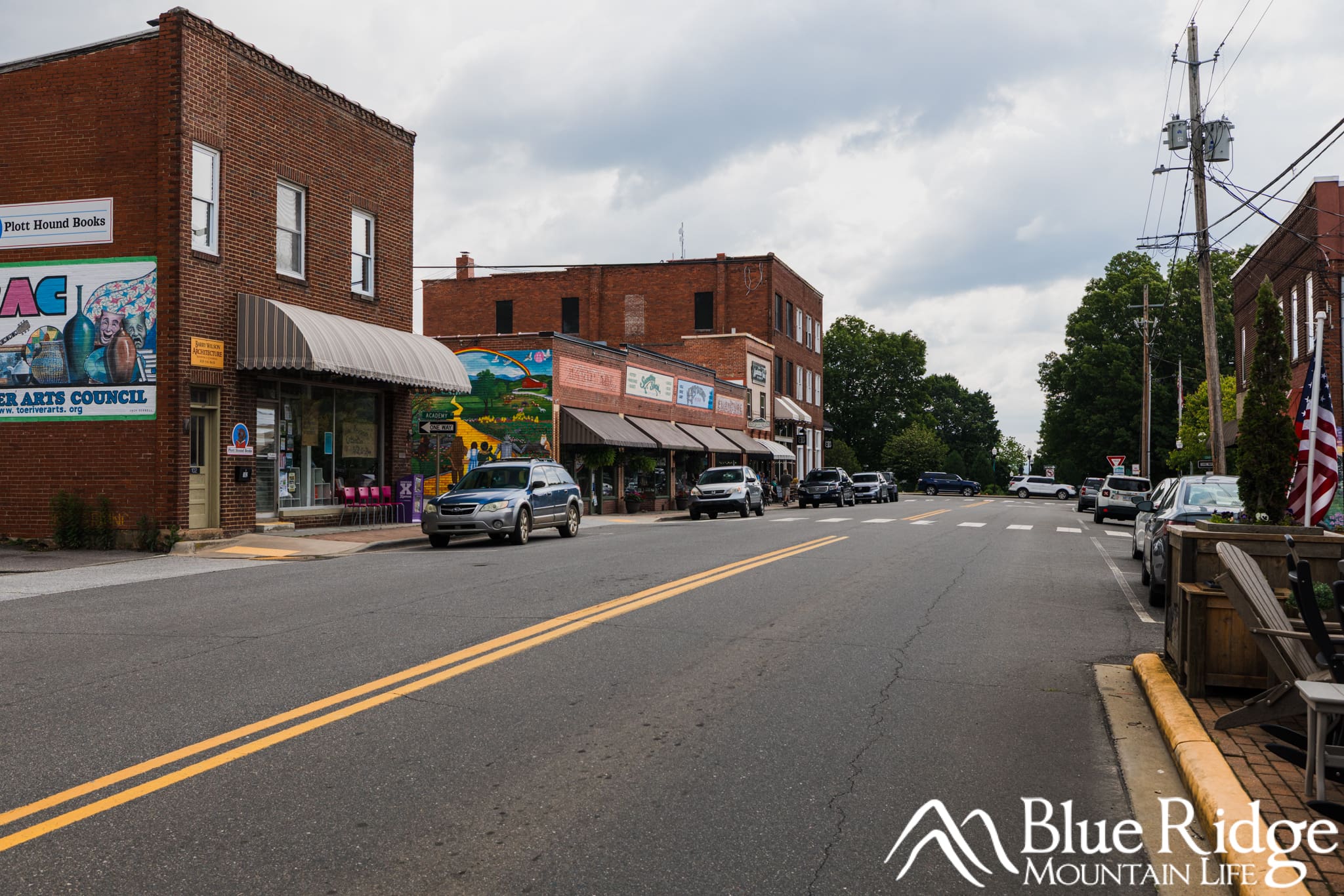 Shops in downtown Burnsville, NC Shops in downtown Burnsville, NC